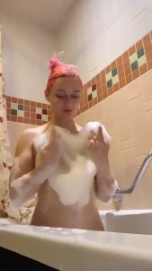 J aime bien te montrer mon corps quand je suis dans mon bain a te pla