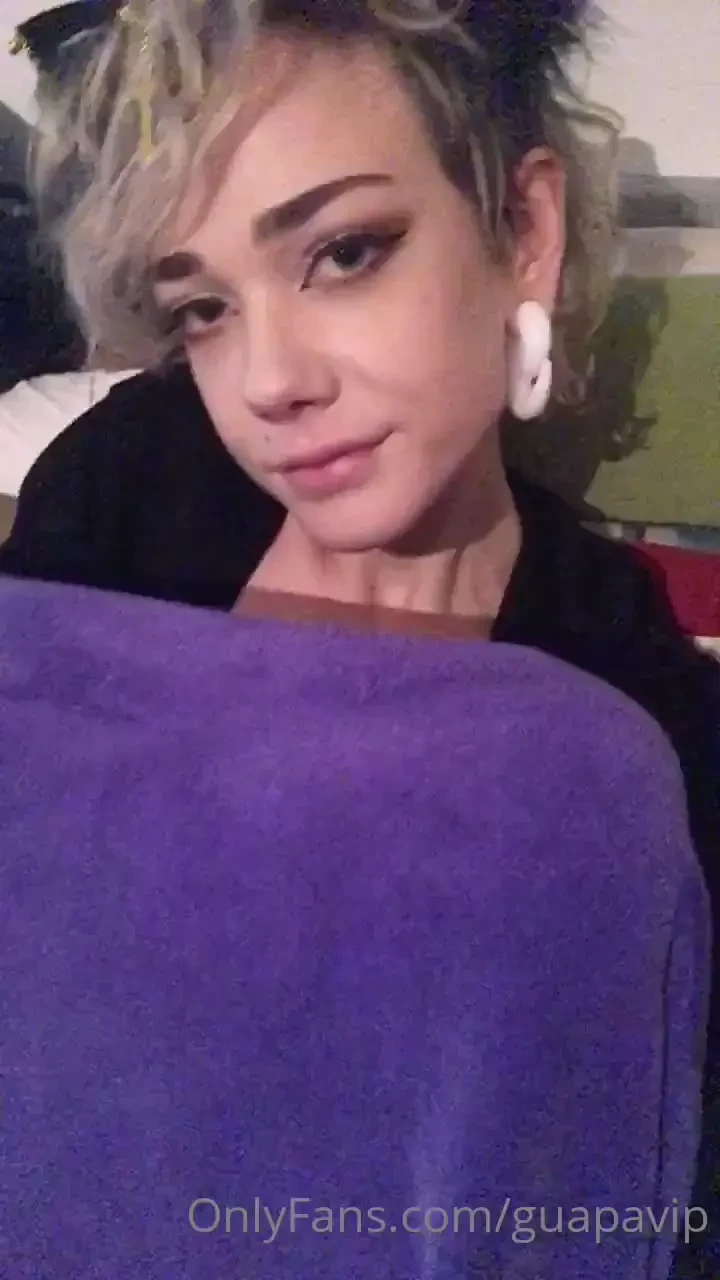 Ma allora lo volete vedere questo video da gattina con anche due dildo 