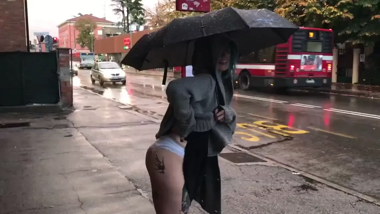 Autografo sotto la pioggia per giada 