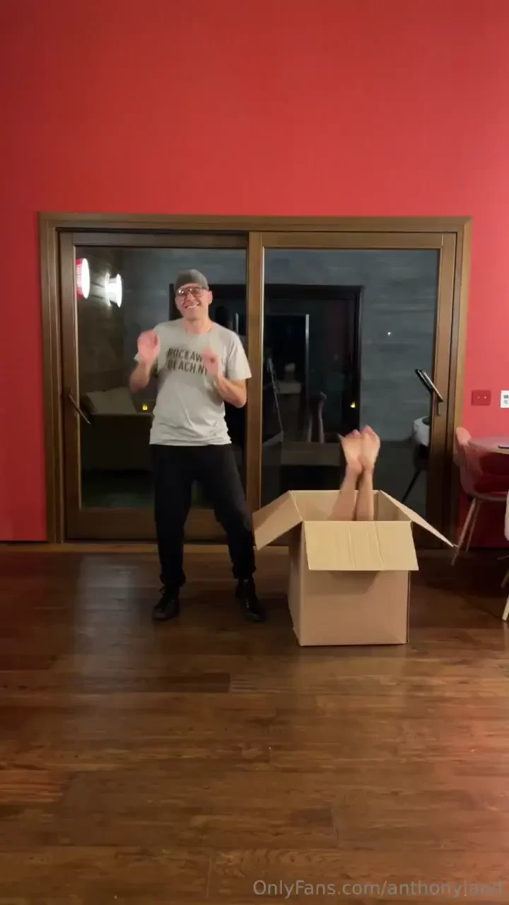 Oramai ha preso la residenza nella mia scatola dance legs 