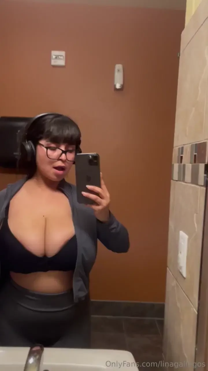 Me encanta sacarme las tetas en el gym para ustedes 