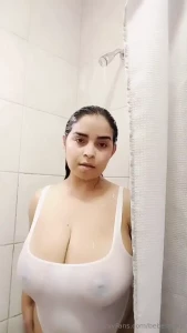 Ven beb vamos a mojarnos y despu s nos ba amos juntos