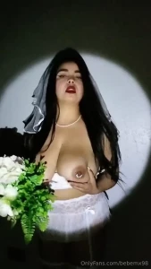 Solo quiero que vengas y termines de quitarme toda la ropa