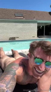 Im a ray of sunshiiiinee i fuckin love life if you know this song