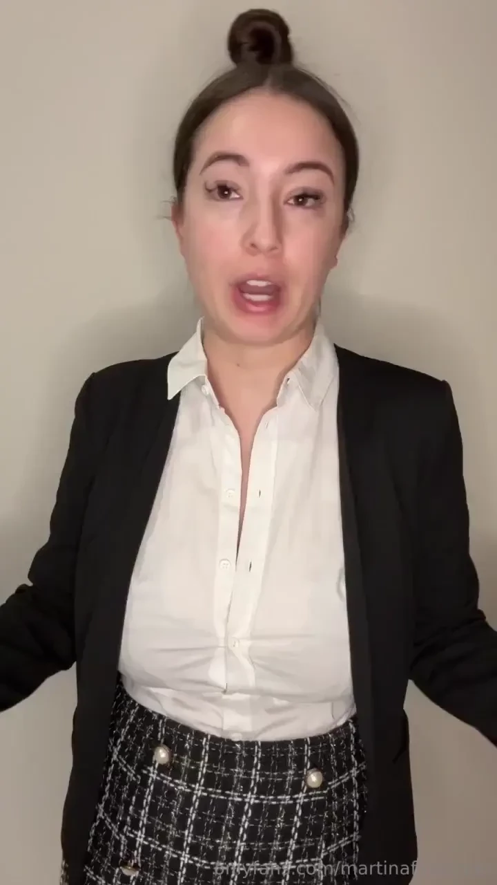 Segretaria video siamo soli in ufficio la tua segretaria si spoglia 