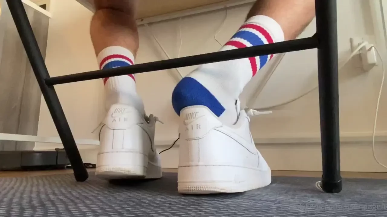 25 minutes of my iconic shoeplay while i m on a call this is what you 