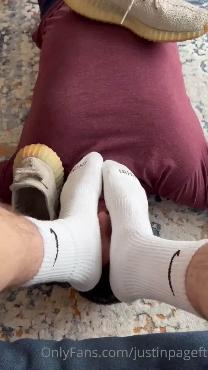 I love rubbing my sweaty feet on a sub s face just imagine it s you 