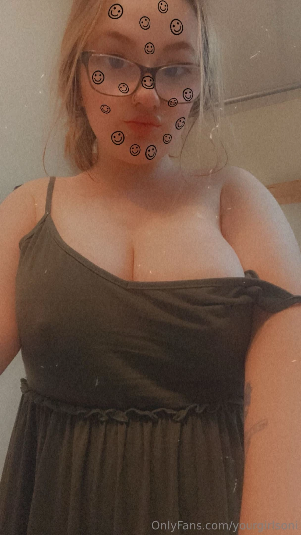 Big ole bitties oh and some masturbation 