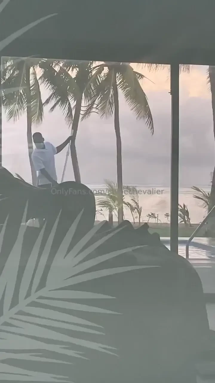 Je m ennuyais toute seule dans ma chambre alors j ai fait venir un 