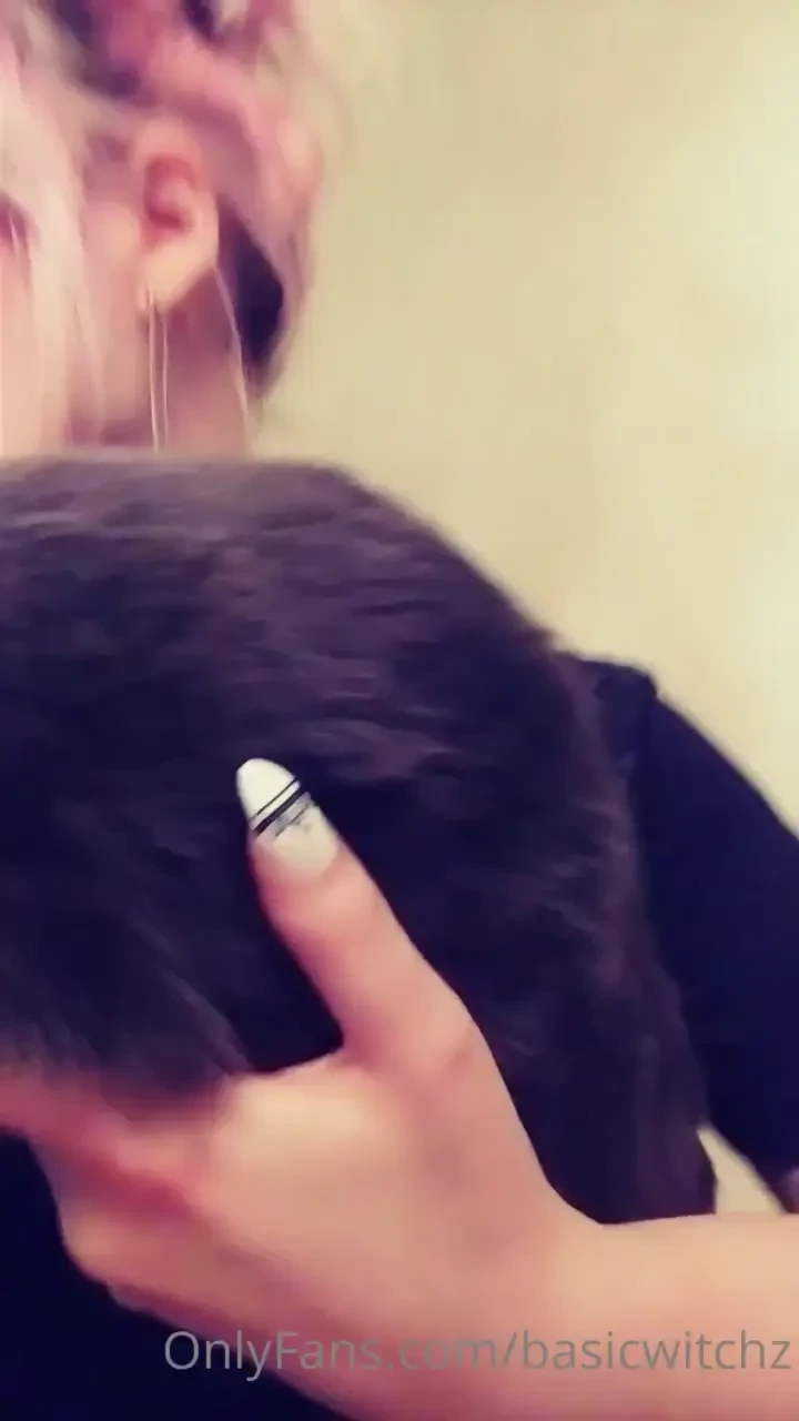 Kitten content incoming i m currently pet sitting lil mr razorclaws 