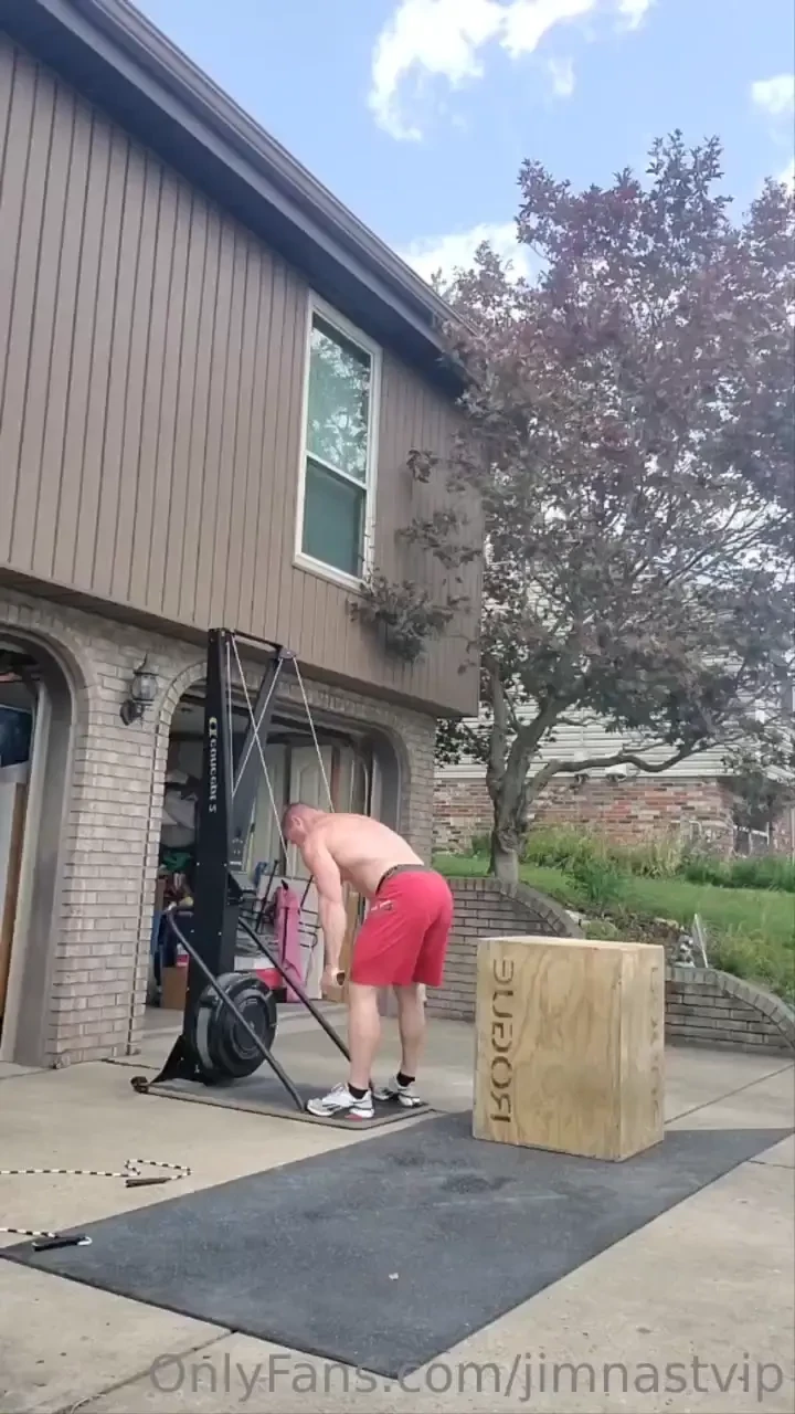 Super sweaty today maybe i should go live for my afternoon workout 