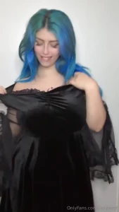 Un bello strip tease per rendere pi piccante questo marted uggioso in