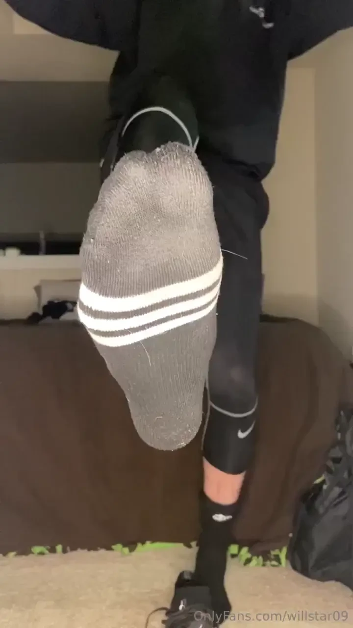 Sweattyyy soccer feet for you boys to worship tonight really need a 