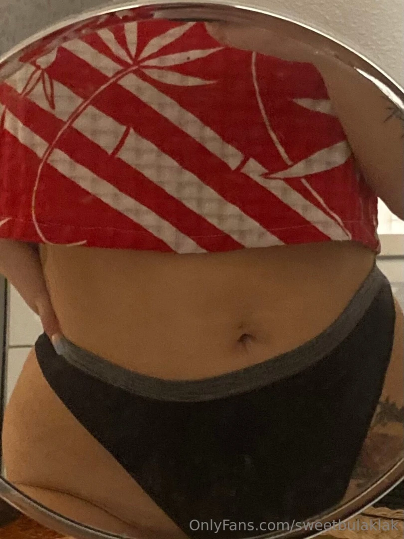 Hellooo there would love someone to hold my waist and squeeze my soft 