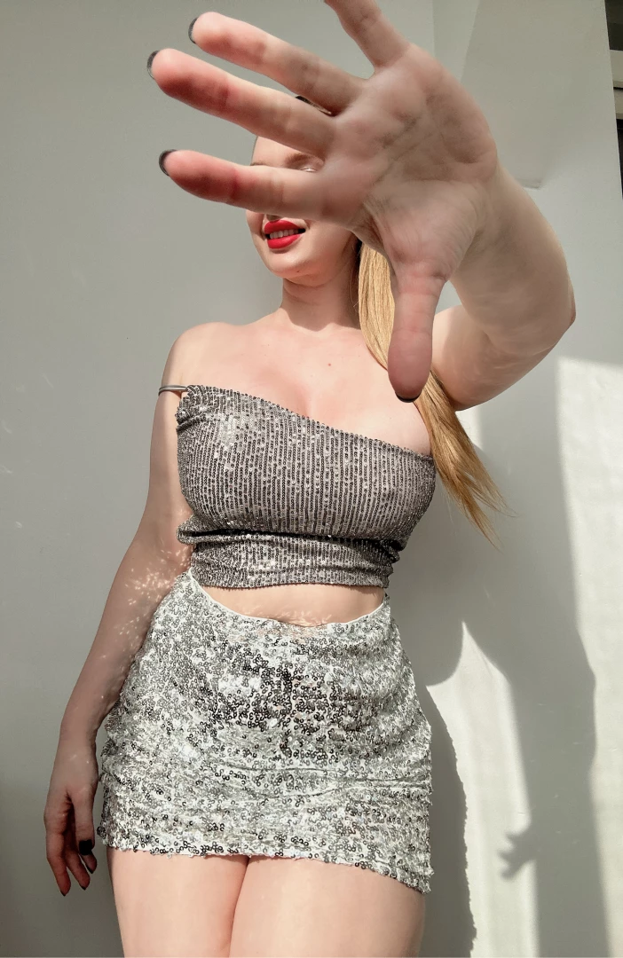 Come with me to private chat and i ll show you what a girl like me can 
