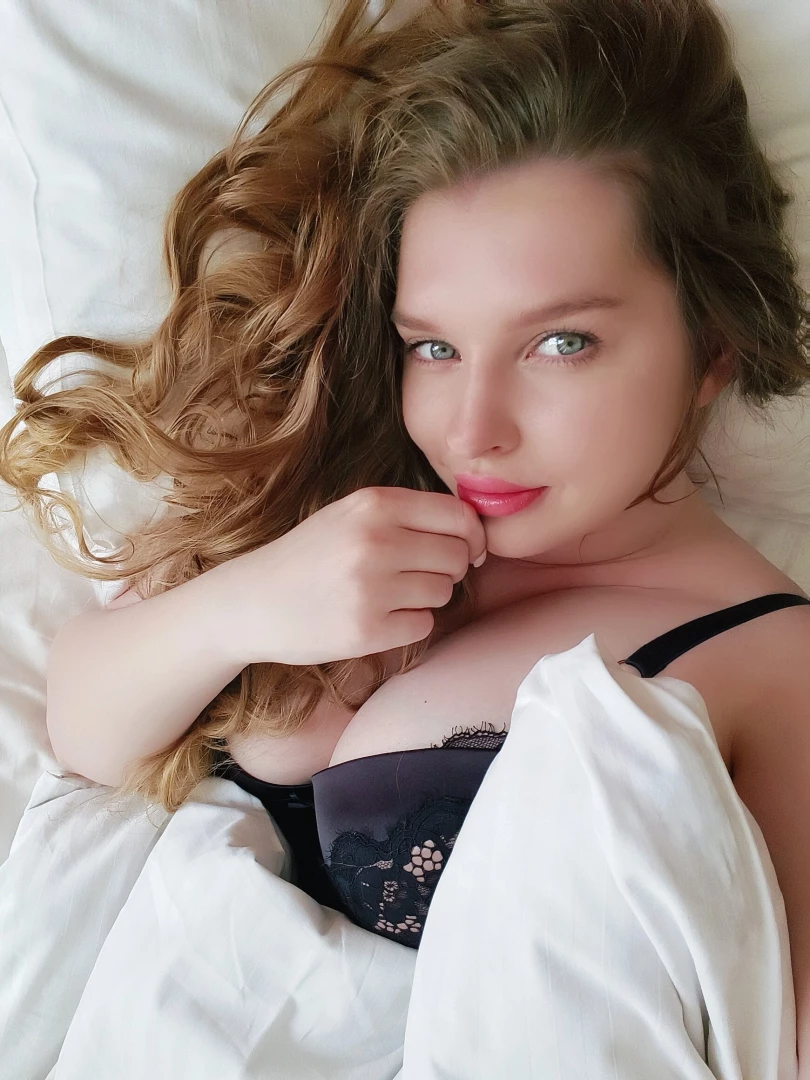 Laying in the bed amp just waiting for you to text me 