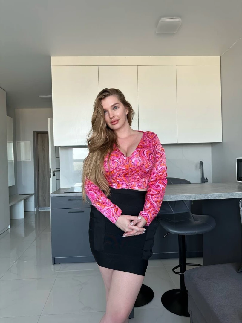 I kiss you and wish you a good start to monday 