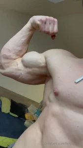 New super hot content just watch those hard veiny muscles flexing for