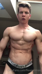 Free posing video for all my loayl subs absolutly shredded beef dont