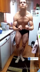 Flex my arms so hard
