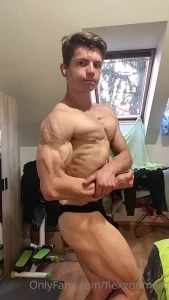 Free shredded content for all my loayl subs for custums stuff msg me