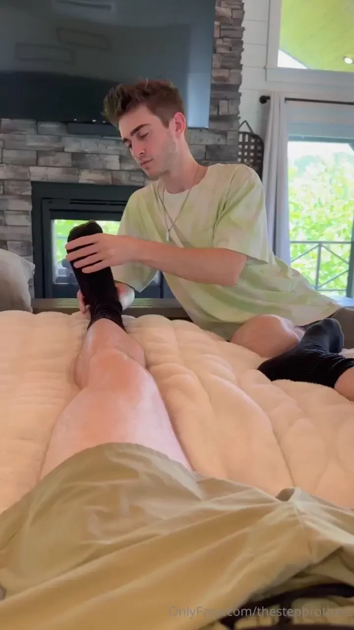 Lil bro came on my leg i asked lil bro for an innocent foot rub but part 2 