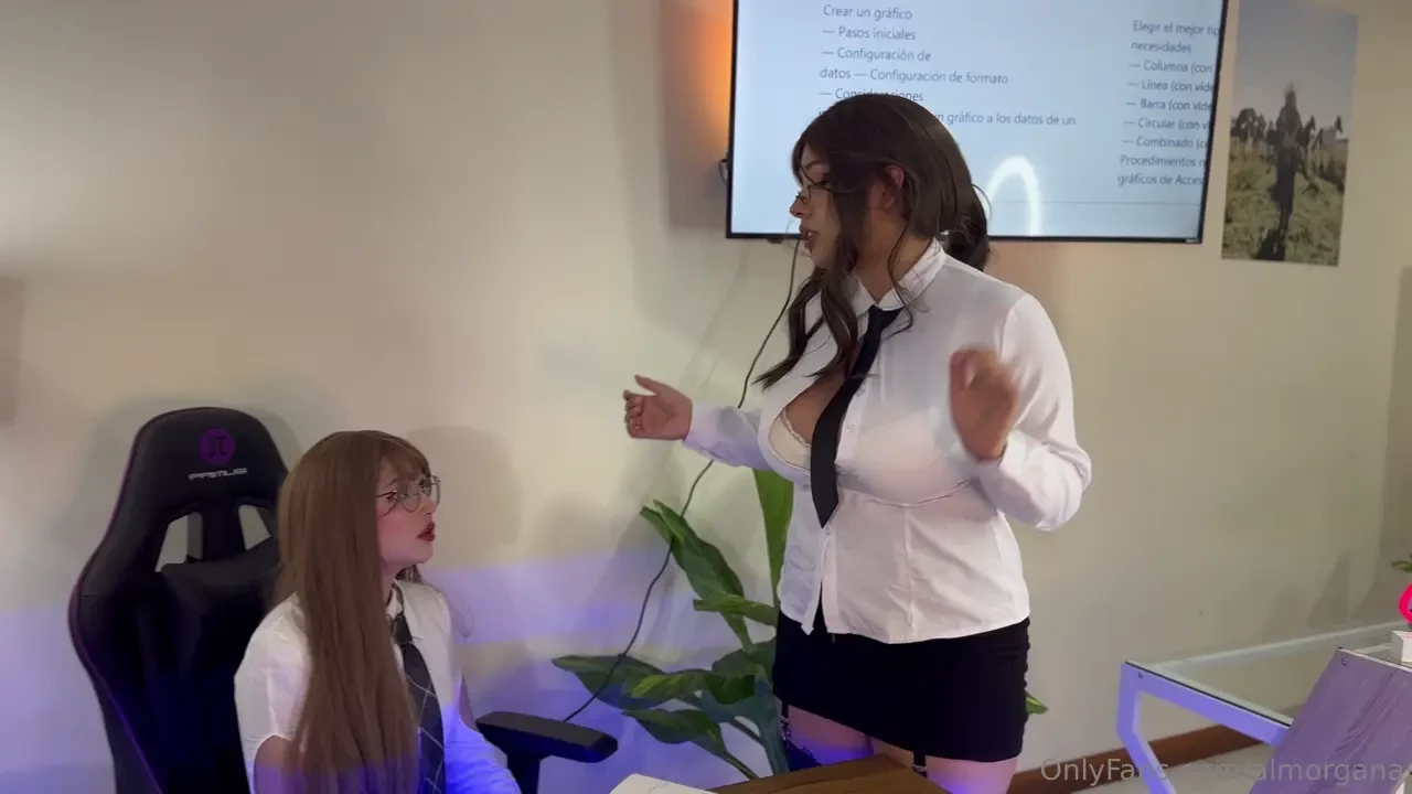 Mi jefa me culea en la oficina no quieres ver como me culeo a mi 