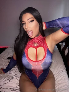 Spidergirl braucht ihren treuen begleiter