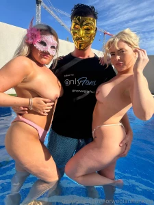 Har det fint her p collabtur med disse 2 deilige blondinene