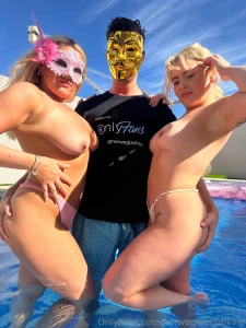 Hva er bedre enn ha ett sett med pupper rundt seg to sett