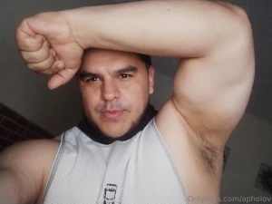 Who s available to lick my biceps and armpits private show
