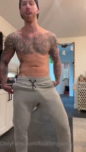 Gray sweatpants are coming back in season
