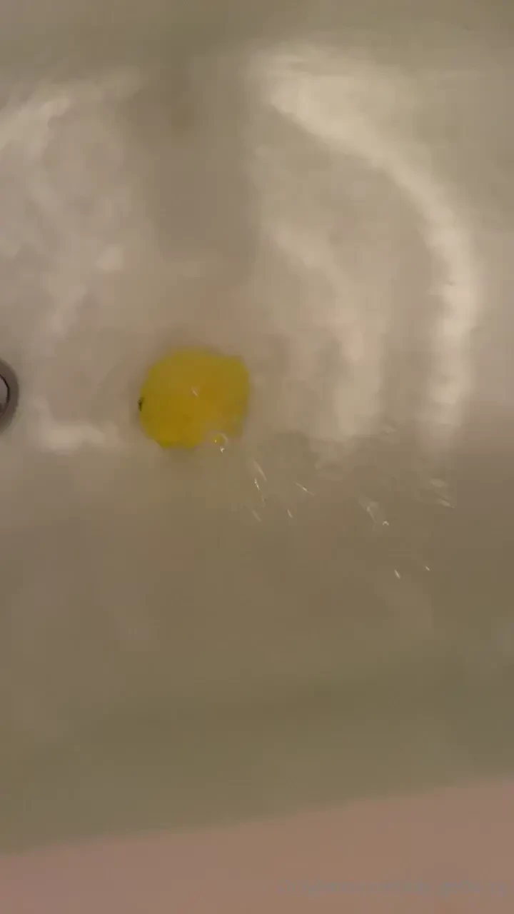 Lemon scented bath bomb delicious don t mind my goofy cringe voice i 