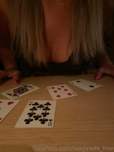 Playing strip poker an loosing spiller strippepoker og taper