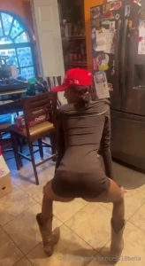 Gettin down on sunday funday whatcha doin today cum tell me