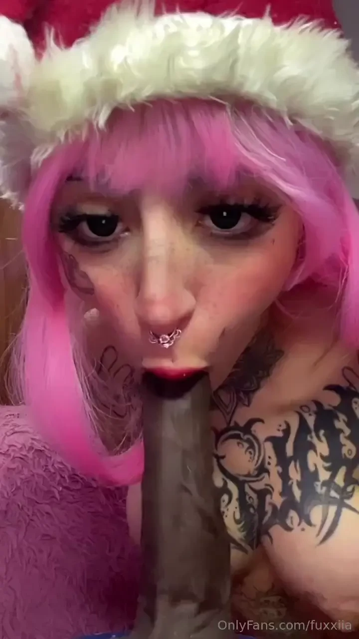 Mi dildo penetra solo y siento como me lo mete en la garganta tengo 