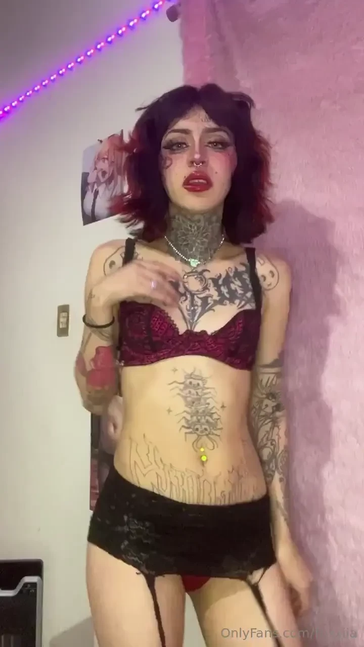 Un videito bailando tengo m s haciendo striptis quit ndome toda la 
