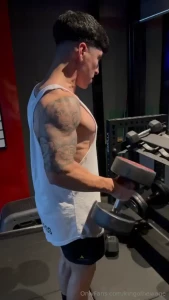 Entrenando duro y esculpiendo este cuerpo para que le pases la lengua