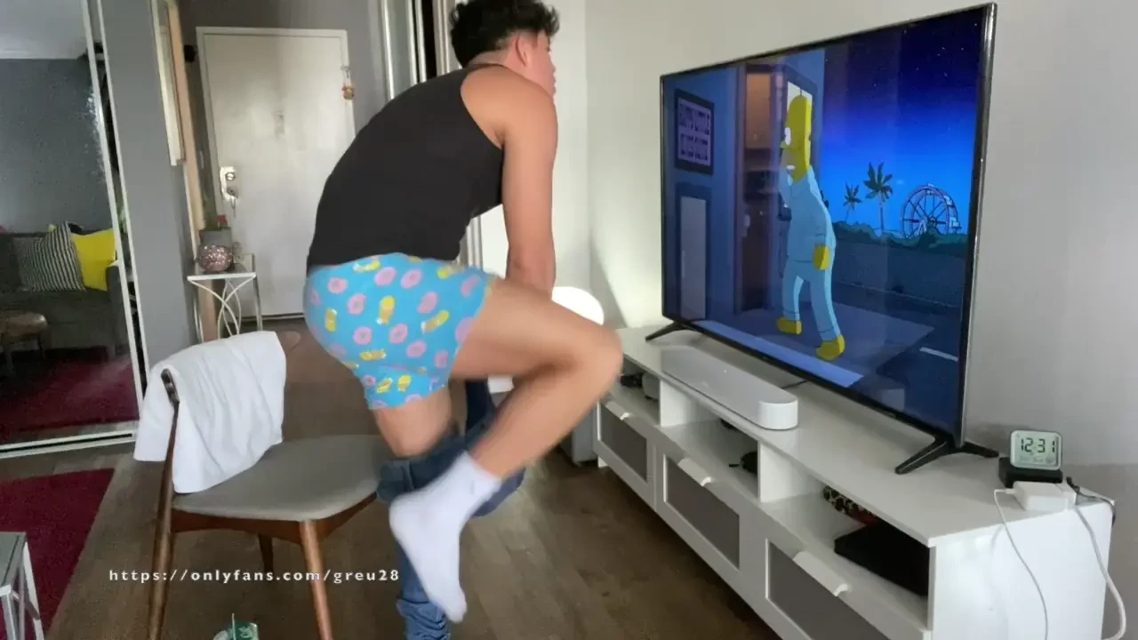Cuando estoy solo en casa se me antoja ver porno este video esta 