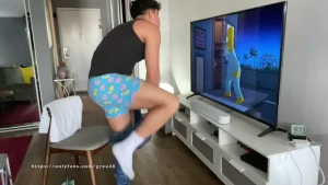 Cuando estoy solo en casa se me antoja ver porno este video esta