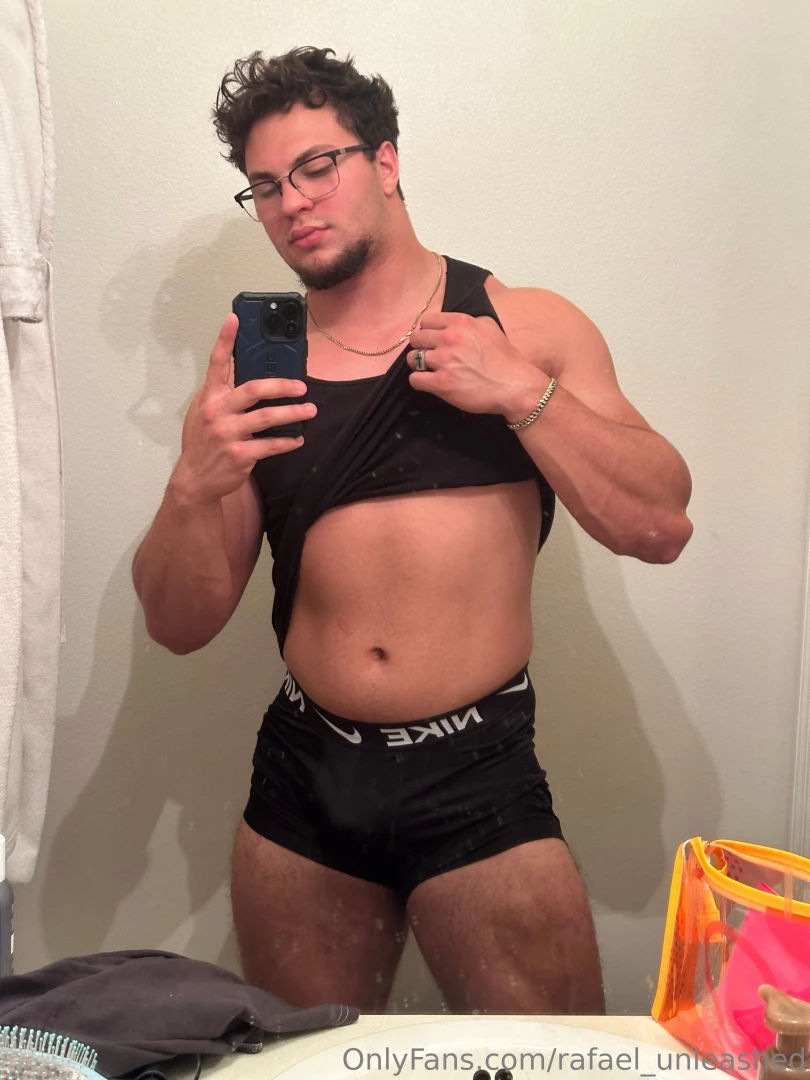 So horny rn dm me if u wanna see 