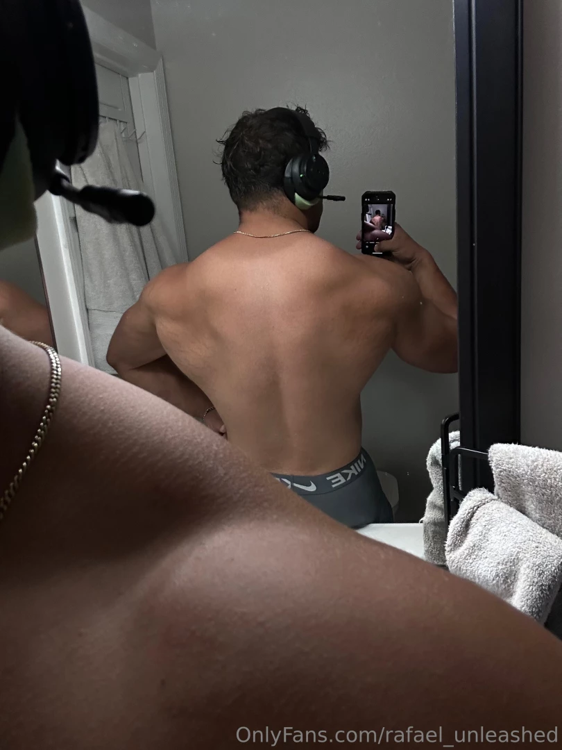 Put your legs on these big shoulders 