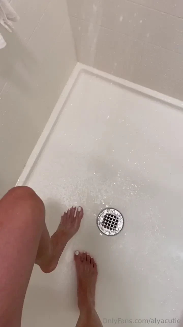 Come take a shower with my little feet 