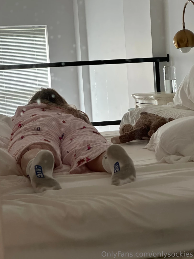 How wants to sniff my feet 