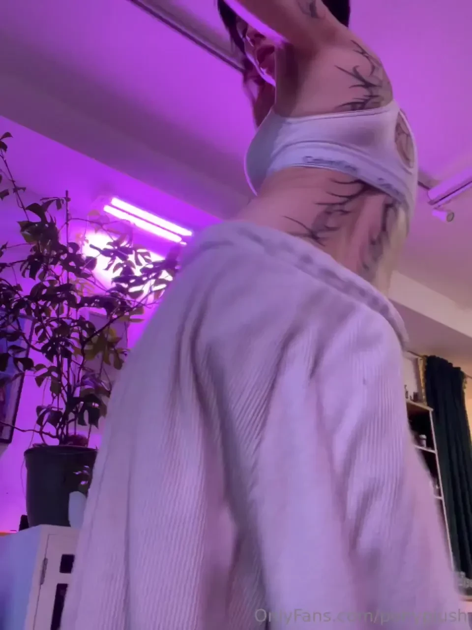 Uh oh dollienovah walked in while i was shaking my ass to my guilty 