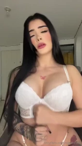 Pasar as tu verga entre mis tetas would you pass your cock between my