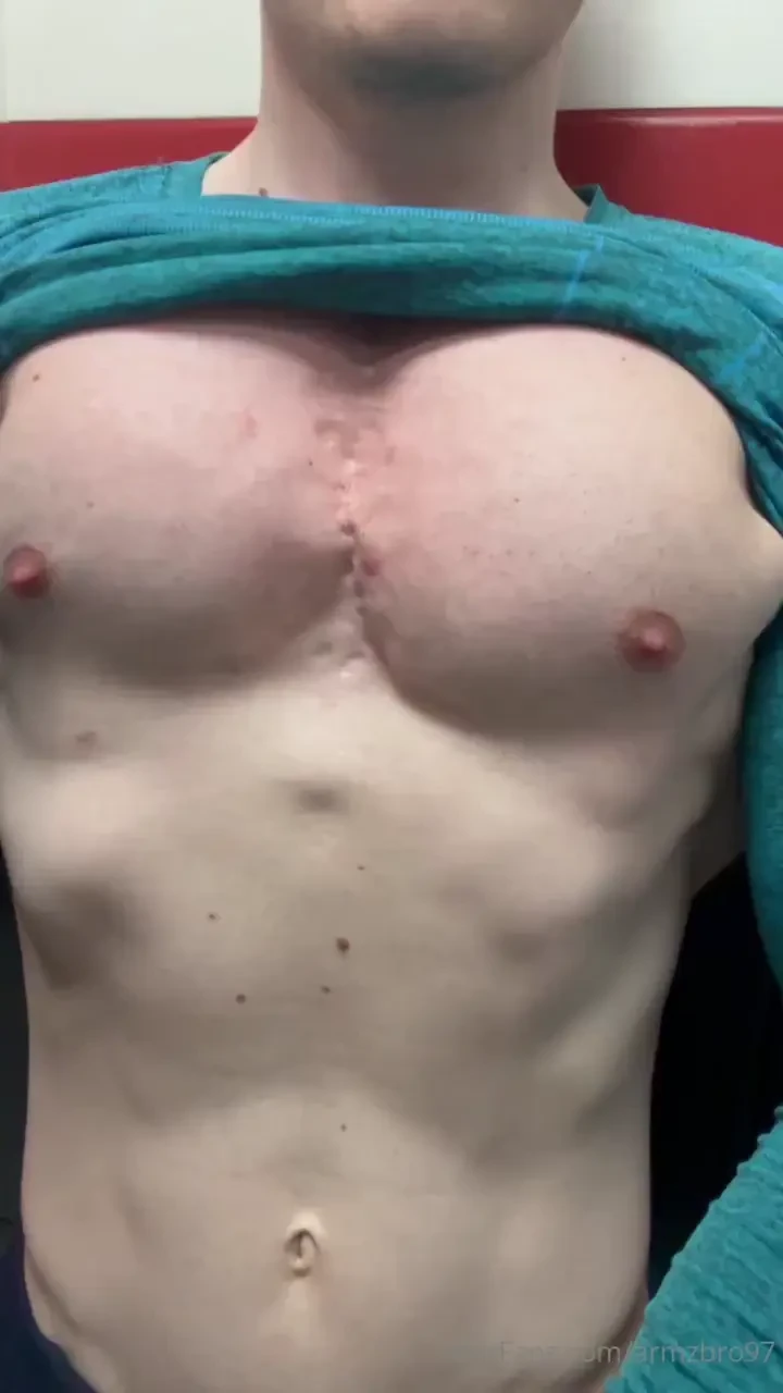 Juicy pecs flexing 