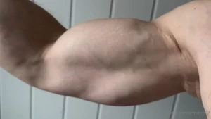 Enjoy some biceps flexing
