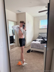 Hey babe guess who s back and going live tn at 9 30pm it s gonna be