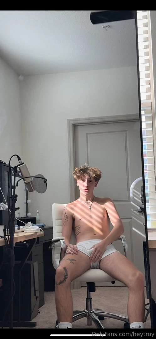 Brand new vid your favorite neighborhood jock in his white nike socks 